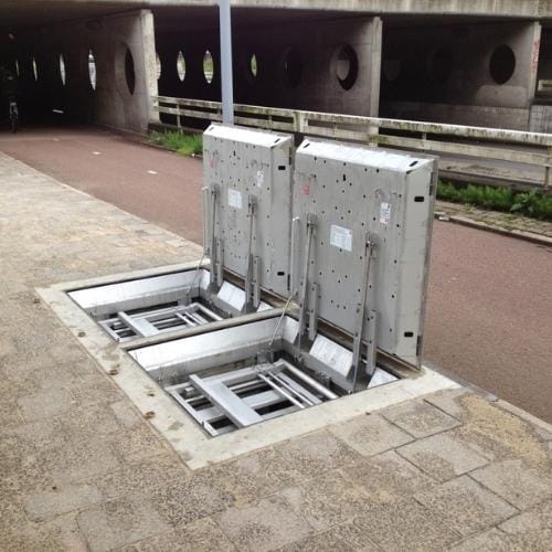 Bestraat instortluik